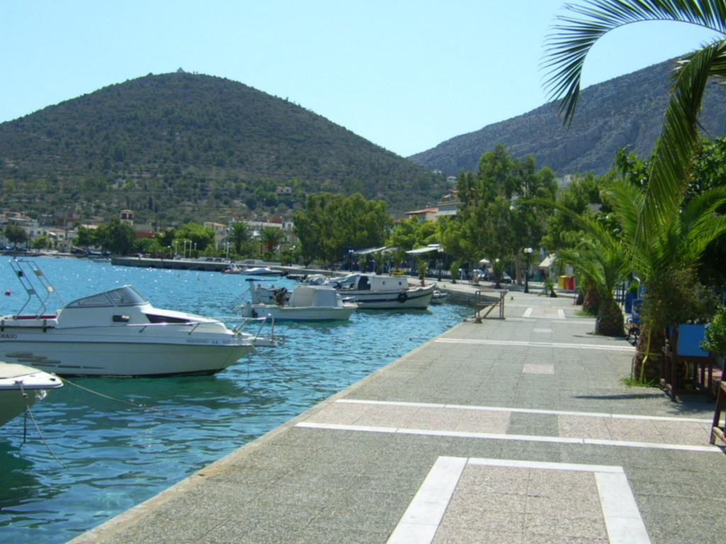 Hotel Iridanos Antikyra Exterior foto